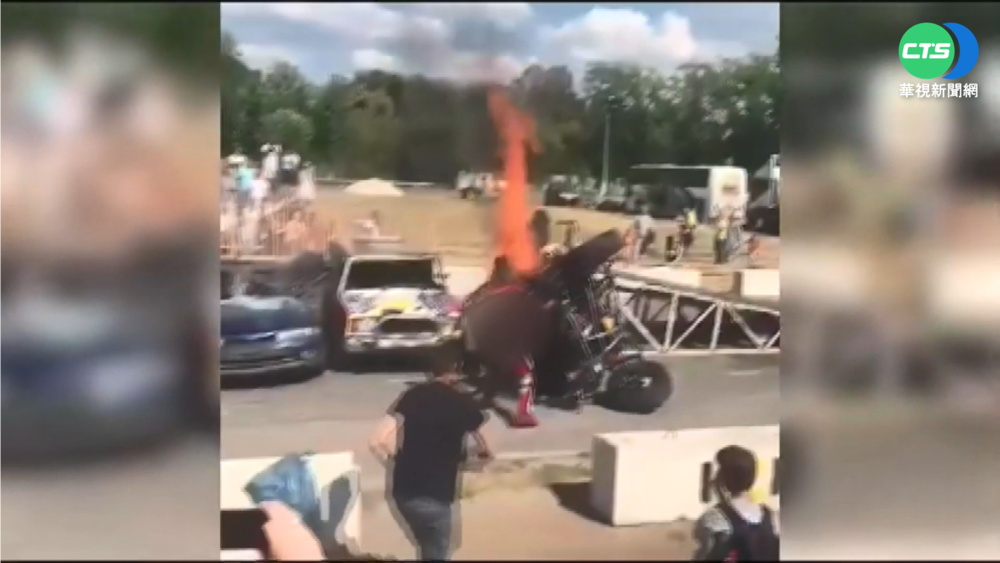 俄特技演員攜8歲兒 飛車表演火焚幸存活