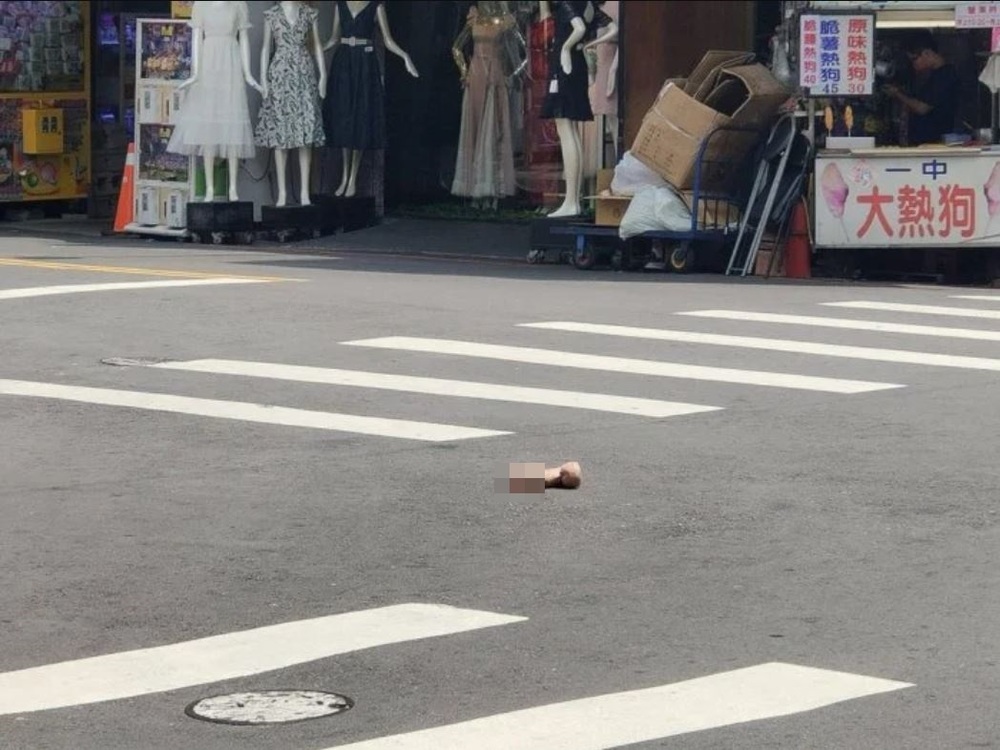 萬安演習「全裸姐夫躺路中」 網看傻：誰逃那麼緊張？