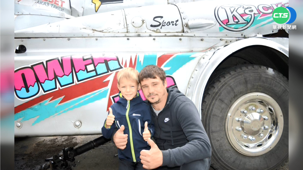 表演飛車特技墜落起火 俄父子幸運獲救