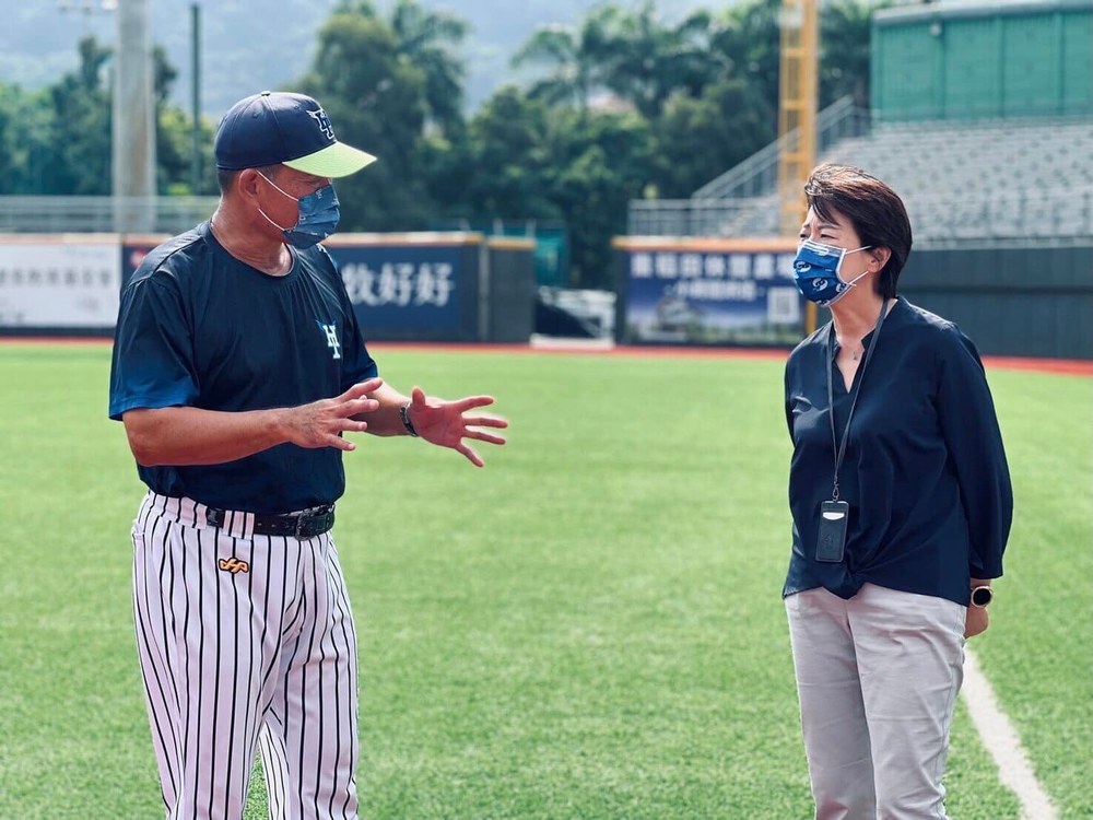 暗酸林智堅？黃珊珊視察天母棒球場 強調國際規格