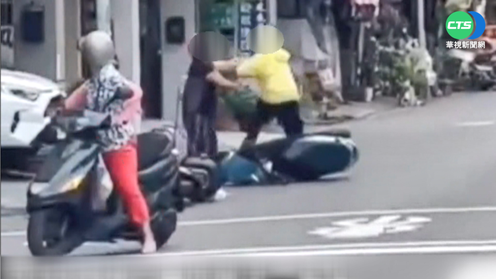 騎電動車竄出險害撞 2婦爆衝突"釘孤支"