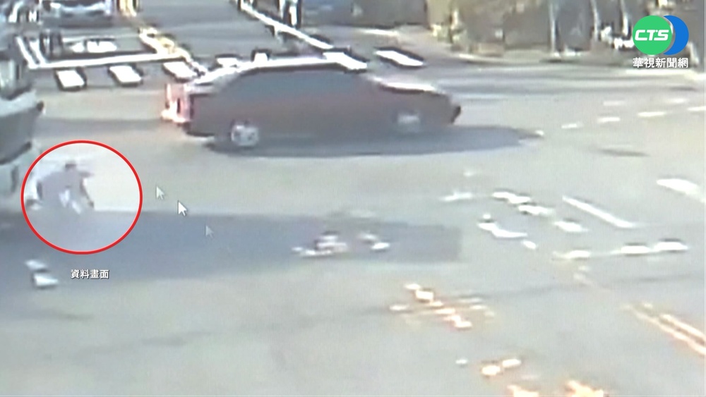 騎士闖紅燈險遭撞 貨車司機怒斥"瞎了嗎"