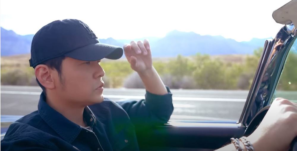 周董新歌身穿全黑頭戴鴨舌帽(圖/截自周杰倫官方YouTube)