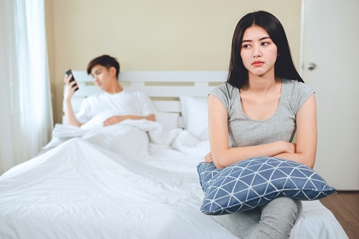 情侶嘿嘿前遇女聲「鬼來電」 她驚覺：我們都是女朋友