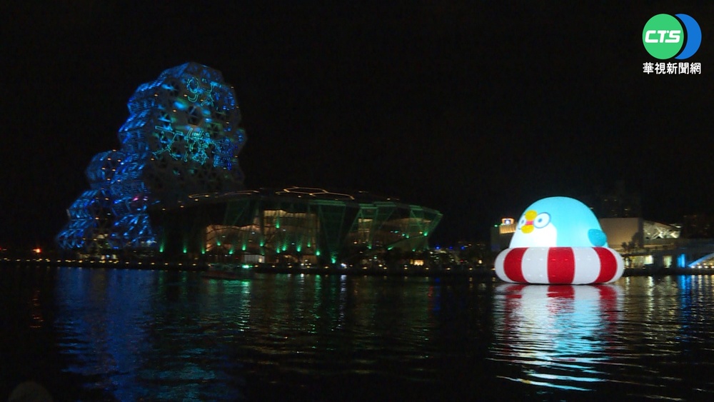 貼圖角色巨大化 超萌小海豹游上愛河灣