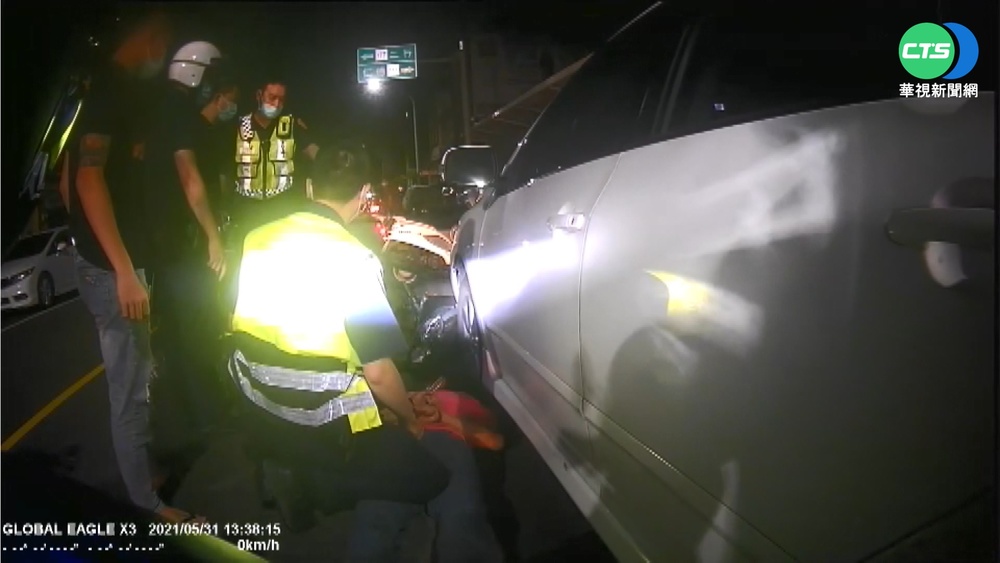 離譜"醉"撞! 拖行機車冒火花...民眾抓駕駛