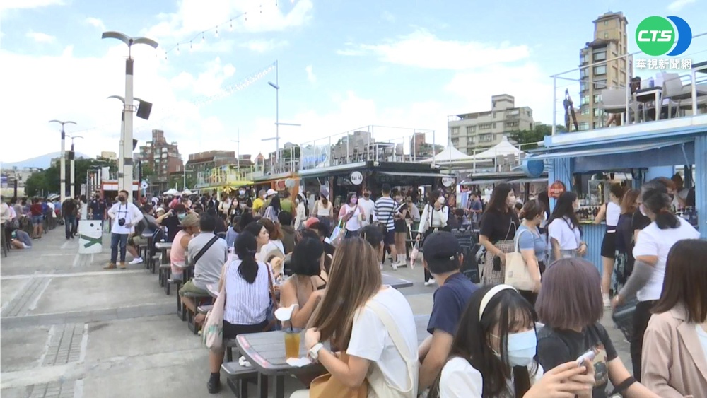 大稻埕煙火湧人潮 民眾搶卡位"河景第一排"