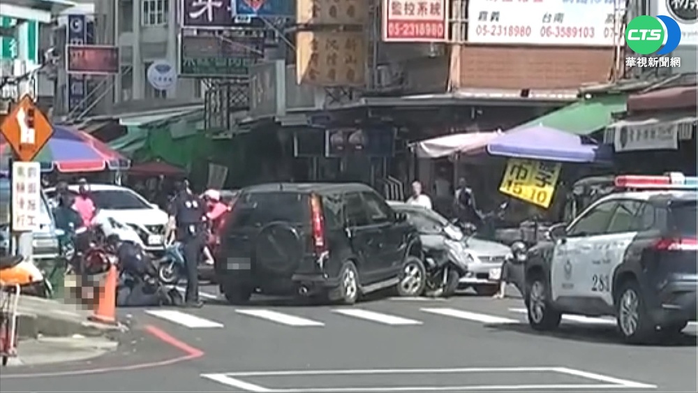 男駕駛閃警撞2車! 騎士遭夾小腿骨折