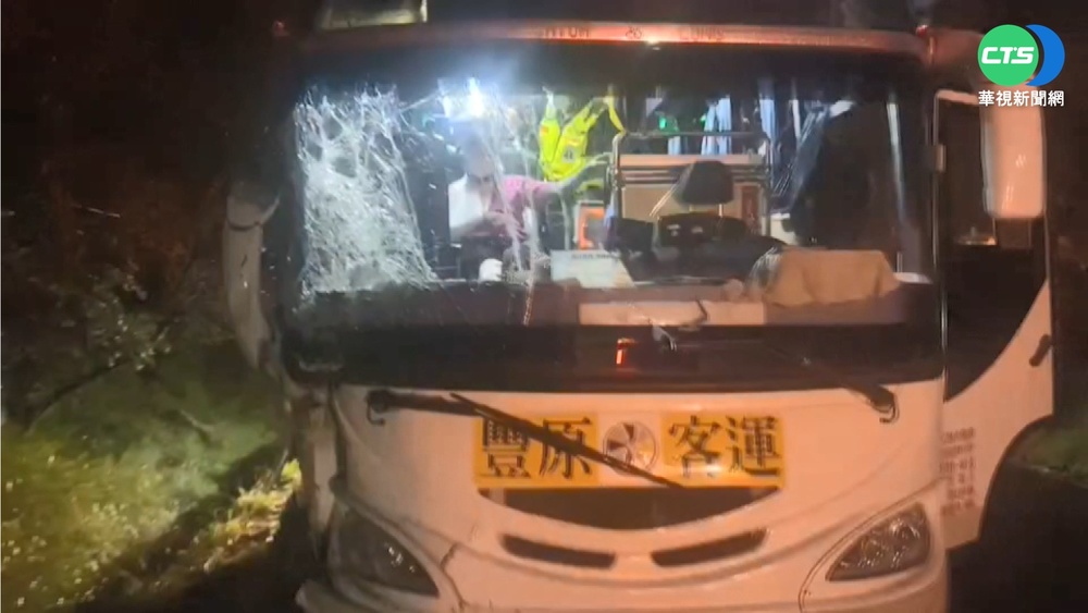 大雪山遊樂區客運自撞山壁 8乘客輕傷送醫