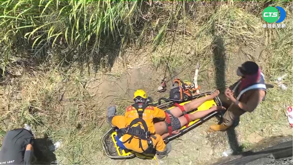 除草工疑遭虎頭蜂攻擊 消防吊掛成功救援