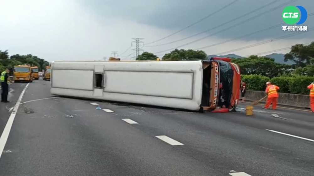 國三客運翻覆15傷! 翻車瞬間曝光