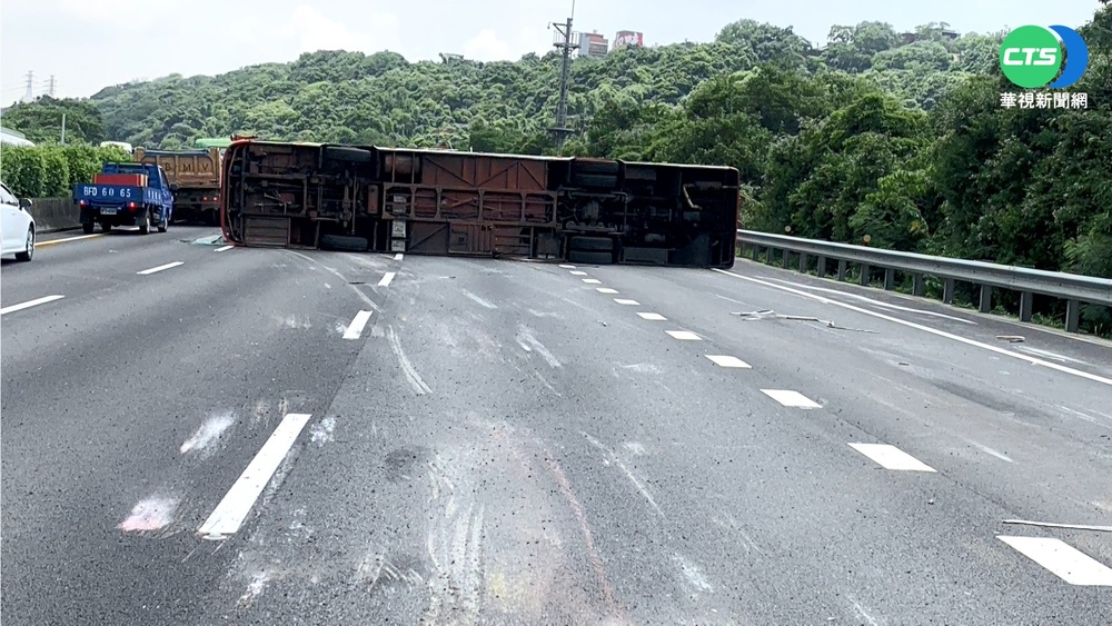 客運疑變換車道翻覆15傷 瞬間畫面曝光!