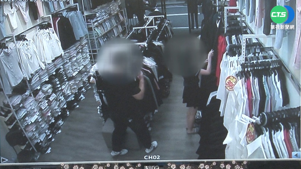 手伸裙底偷拍女店員 男心虛逃母陪同到案