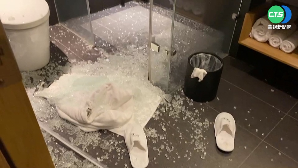 淋浴間玻璃門突爆裂 住客怒控飯店處理不佳