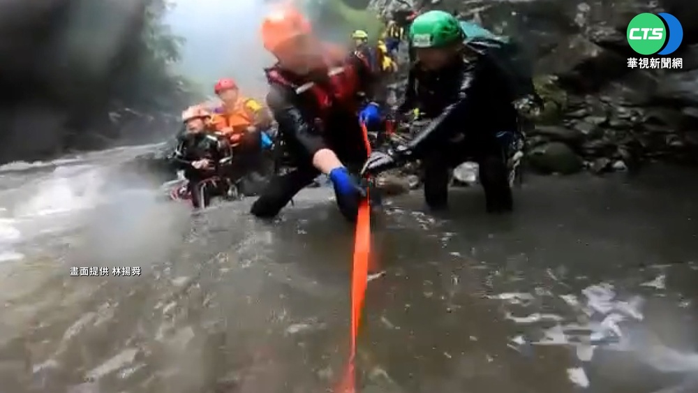 山搜演練大雨撤離 巧遇8人受困即刻救援