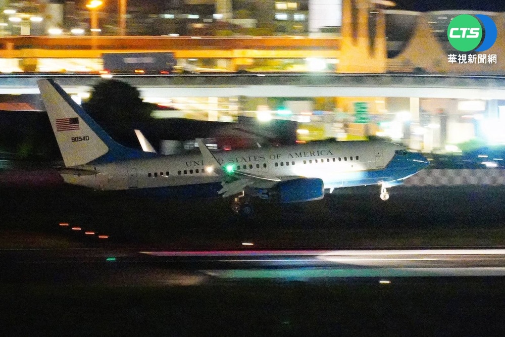 快訊》裴洛西到了！22:43降落松山機場 將下榻君悅酒店