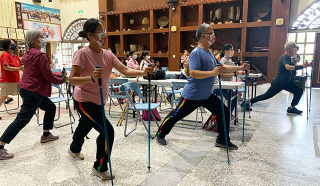 吃銀杏不如動一動！醫院推「健走仗運動」坐著也能做運動