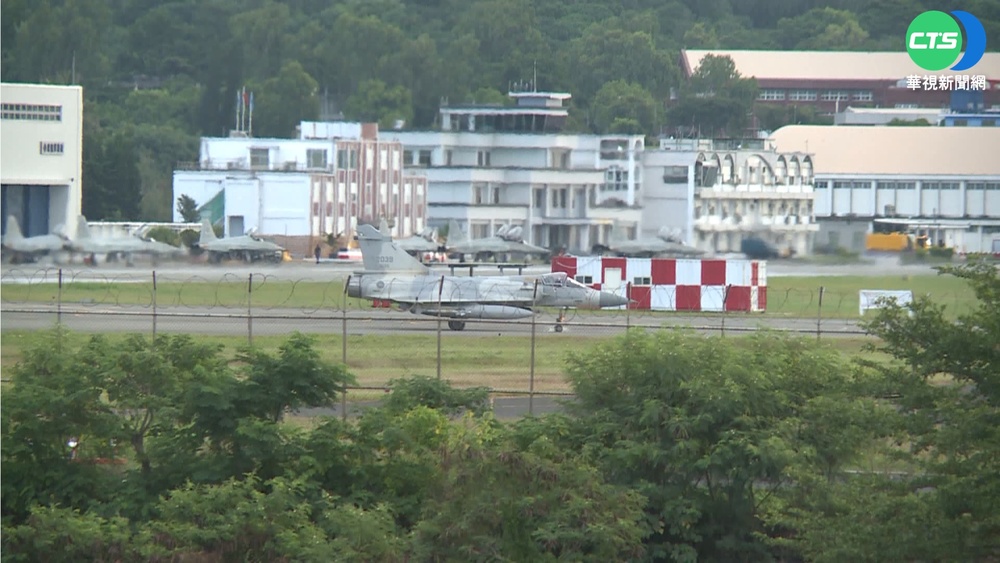 共軍演習登場 新竹基地幻象戰機掛彈升空