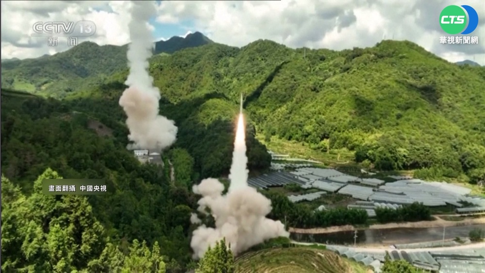 共軍海空恫嚇 台掌握發射11枚"東風飛彈"