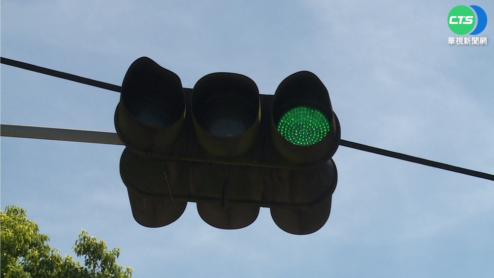 南投路口紅綠燈罩變波浪形 疑被熱到融化?