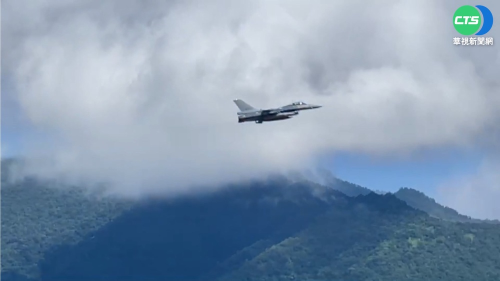 台東勇鷹.F5升空演訓 花蓮2架F16掛彈飛行