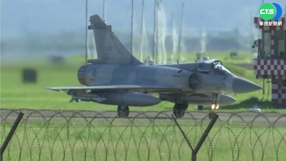 新竹幻象戰機掛彈升空 C-130運輸機密集起降