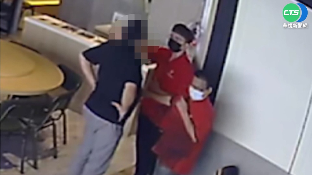 自稱"兩線三星警官" 醉男鵝肉店拿酒瓶鬧事