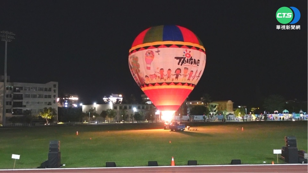 台東首創! 無人機配合熱氣球光雕演出