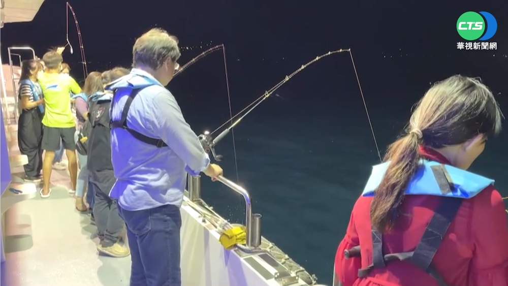 基隆"鎖管季"來了! 林右昌率踩線團出海夜釣