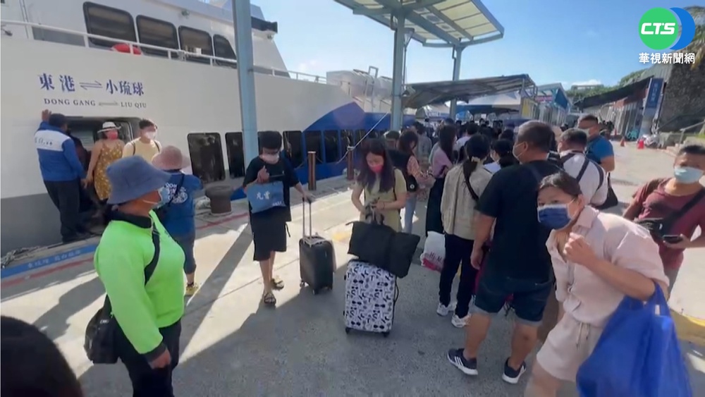 周末小琉球人潮滿出來 東琉線大排長龍