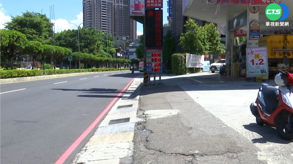 嬤走路肩遭公車撞 里長急設人行道改善