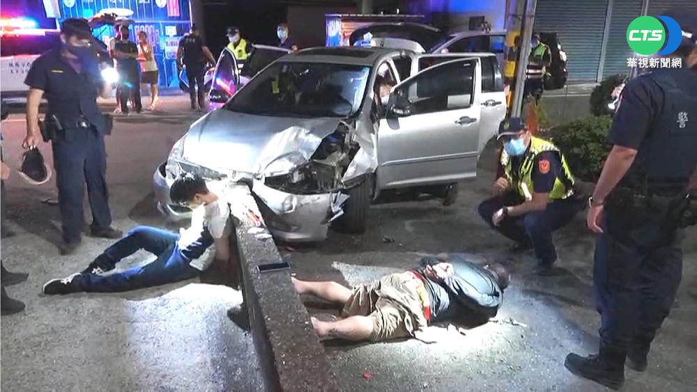 不甩攔檢衝撞警車逃 2毒犯自撞民宅後落網