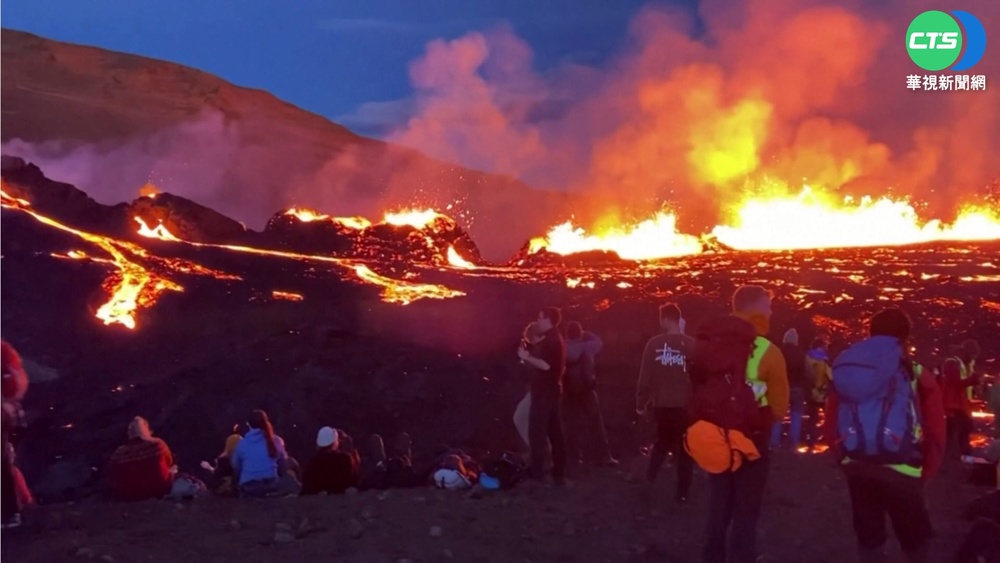 冰島首都附近火山爆發 民眾搶看"末日奇景"