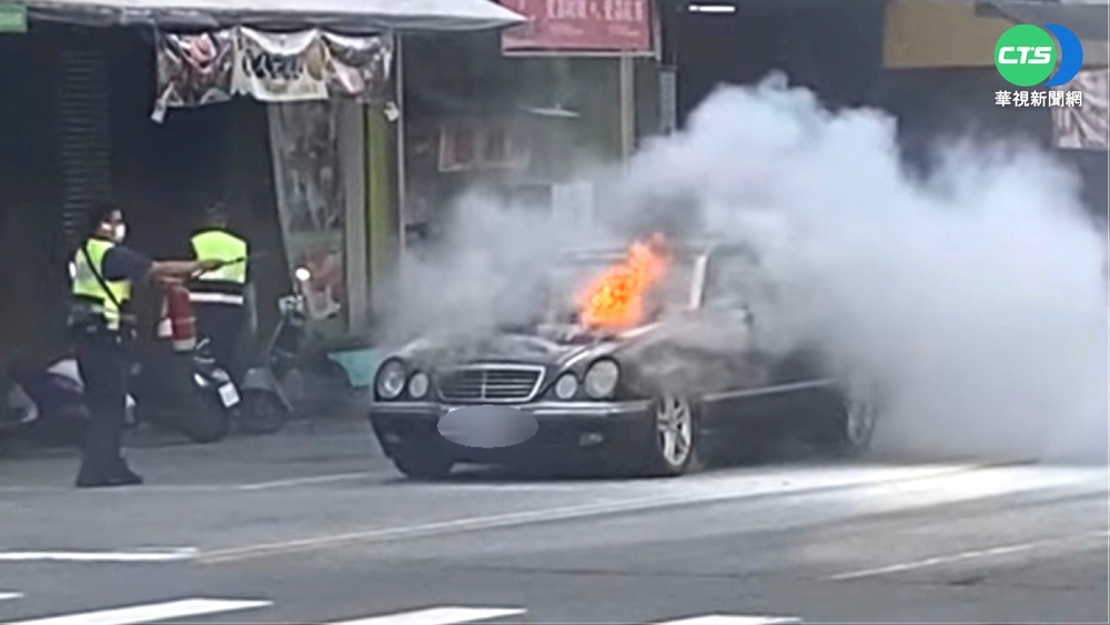 20年名車突冒濃煙起火! 父子驚嚇下車逃命