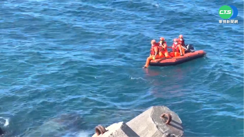 基隆潮境公園風強浪大! 2男玩SUP卡消波塊