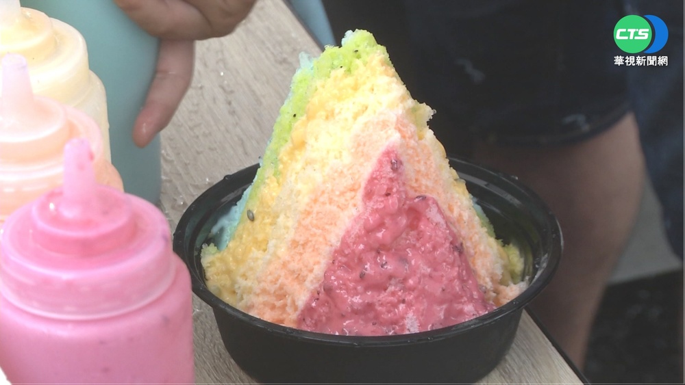 高雄封街辦冰品趴 民眾大啖暑氣全消!