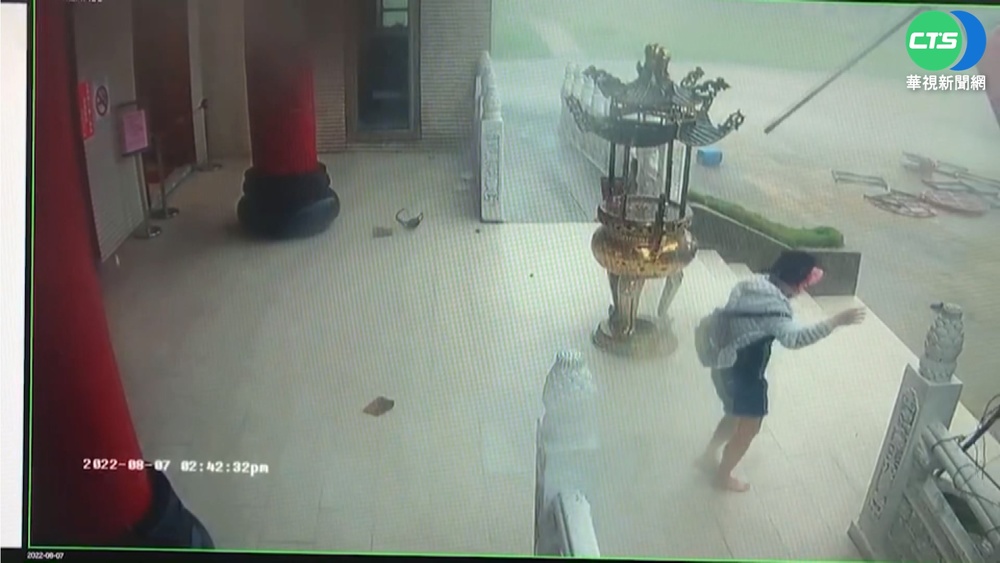 超狂風雨襲! 屏東普渡棚架被吹倒20人傷