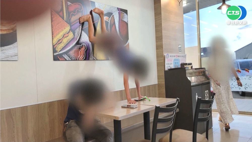 童超商內玩撐桌倒立 家長熟睡渾然不知