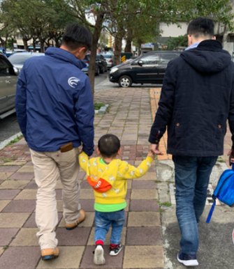 網淚推「雙倍父愛」！孩嗲喊爸比 兩個爸爸：值得了