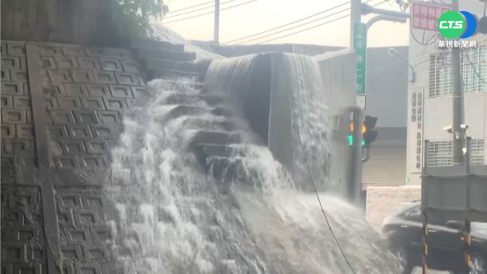 暴雨挾帶冰雹襲台南 永康中正路赫見小瀑布