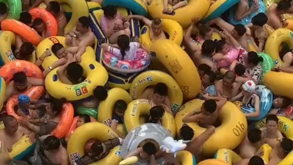 密集恐懼症！中國水上樂園塞爆人 網見：至少10人尿在裡面