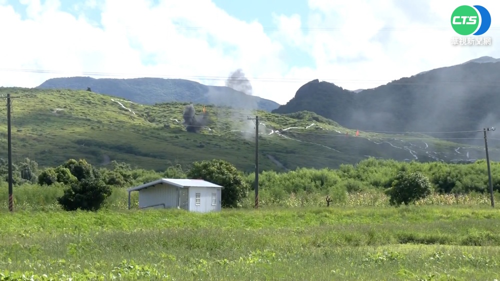 恆春聯勇操演 軍事迷卡位搶拍機槍.大砲