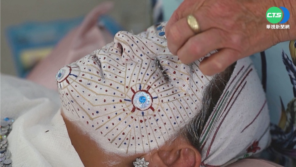 科索沃傳統婚禮 新娘臉部彩繪象徵祝福