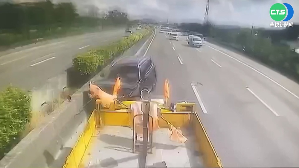 開啟ACC跟車系統 自駕休旅車撞防撞車