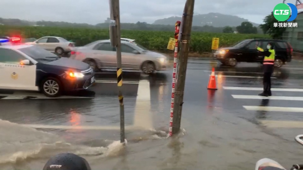 高雄傍晚"雷電交加"雨狂炸 燕巢積水20公分