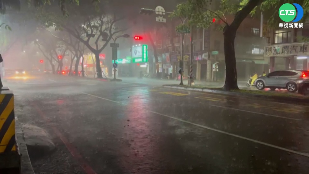 高雄傍晚突降暴雨"雷電交加" 多區積淹水
