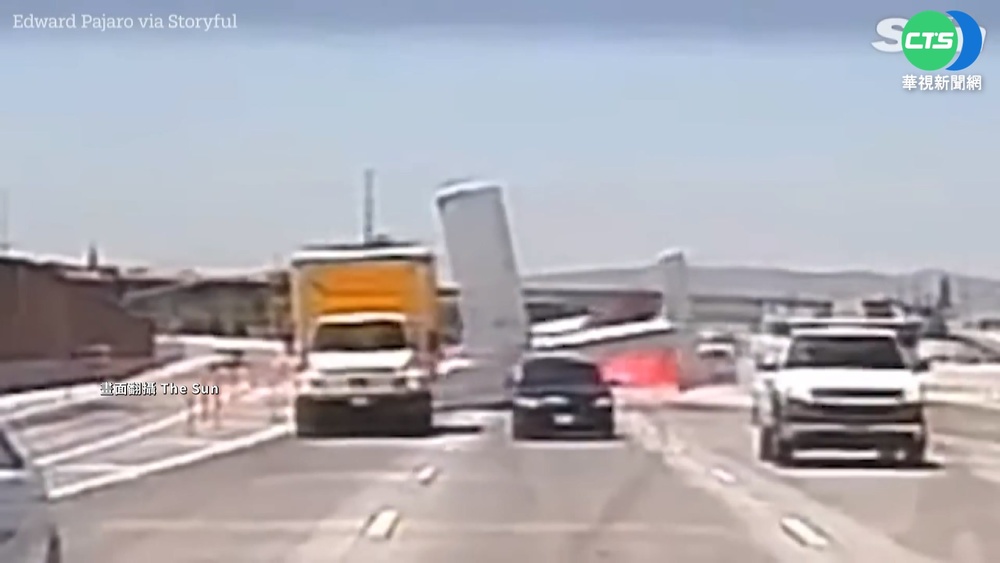 美飛機墜加州高速公路 撞卡車起火竄黑煙