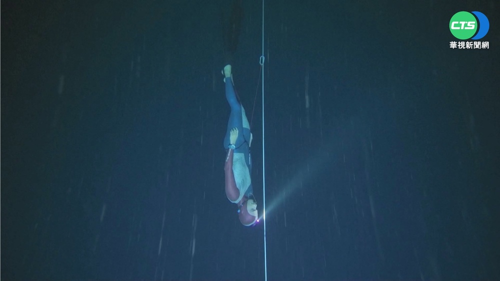 法國自潛好手下潛120米 七度破世界紀錄