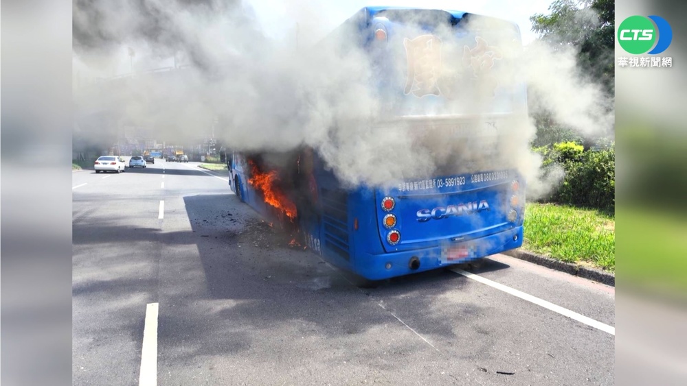 遊覽車交流道爆胎起火 32名幼園師生驚魂