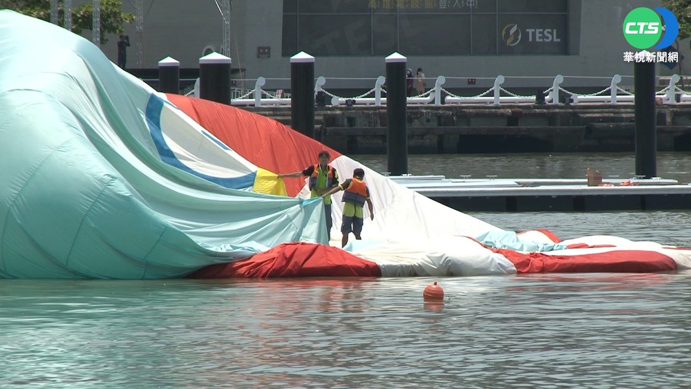 "貓爪抓"才剛修好 愛河"小小企鵝"又消風了!